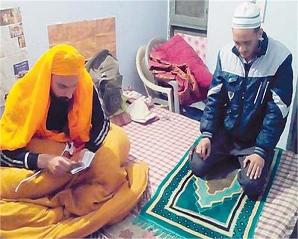 ಸಿಖ್ ಮತ್ತು ಮುಸ್ಲಿಮ್ ವಿದ್ಯಾರ್ಥಿಗಳ ಸಹೋದರತೆ ನೋಡಿ ನೀವೂ ಸಲಾಮ್ ಹೊಡೆಯಿರಿ!